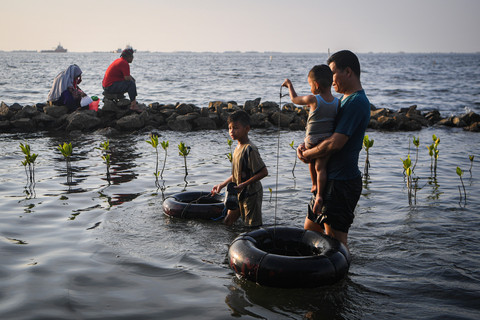 Sejumlah pengunjung bermain air saat berlibur di Pantai Marunda, Jakarta Utara, Jakarta, Selasa (16/6/2026). Foto: M Risyal Hidayat/ANTARA FOTO