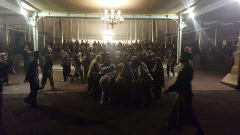 Pura Mangkunegaran menggelar Kirab Malam 1 Suro dengan mengelilingi benteng tembok Mangkunegaran, Selasa (16/6/2026). Foto: kumparan