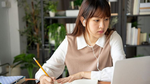 Mahasiswa asal Jepang sedang belajar tentang "The Future of Learning: Online Tutoring Trends". Foto: Shutterstock