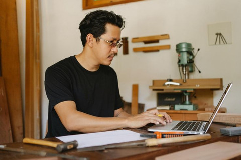 Seorang pelajar sedang mengerjakan pekerjaan kantor. Foto: Shutterstock/Stevee Smith