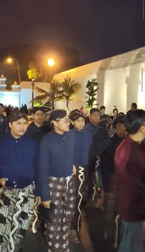 Antusias Anak Muda Ramaikan Tradisi Mubeng Beteng. Dok: kumparan/Arfiansyah Panji Purnandaru
