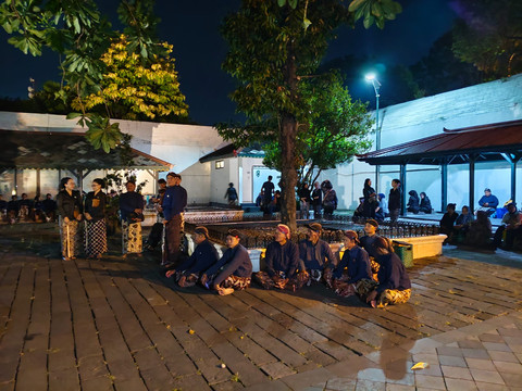 Suasana Hajad Kawula Dalem Lampah Budaya Mubeng Beteng menyambut tahun baru Jawa 1 Suro Be 1960 di Keraton Yogyakarta, Rabu (17/6/2026). Foto: Arfiansyah Panji Purnandaru/kumparan