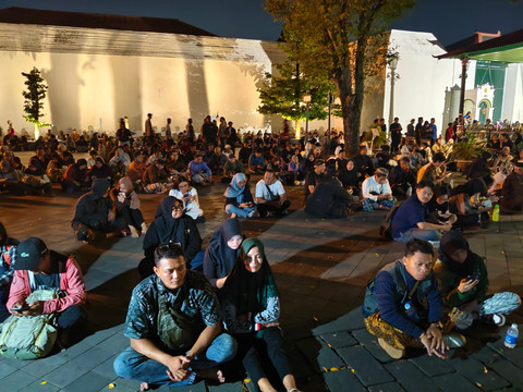 Suasana Hajad Kawula Dalem Lampah Budaya Mubeng Beteng menyambut tahun baru Jawa 1 Suro Be 1960 di Keraton Yogyakarta, Rabu (17/6/2026). Foto: Arfiansyah Panji Purnandaru/kumparan
