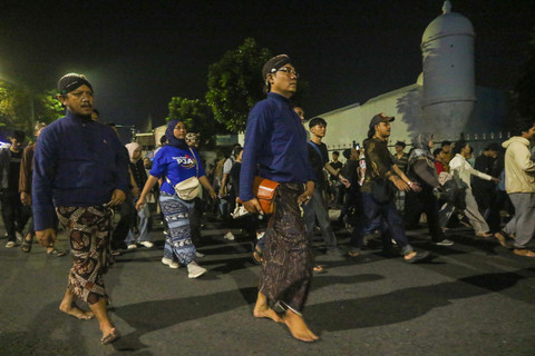 Sejumlah abdi dalem dan warga mengikuti tradisi Lampah Budaya Tapa Bisu Mubeng Beteng di Keraton Yogyakarta, DI Yogyakarta, Rabu (17/6/2026) dini hari. Foto: Rahid Putra Laksana/ANTARA FOTO