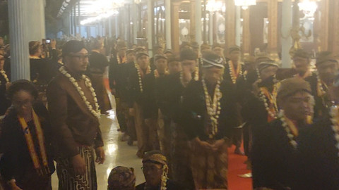 Arak-arakan kirab 1 Suro di Keraton Solo, 14 pusaka dan 3 Kebo Bule. Foto: kumparan