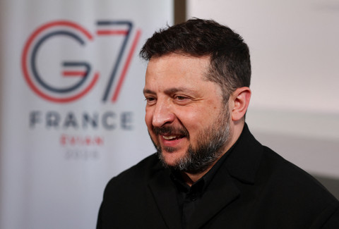 Presiden Ukraina Volodymyr Zelensky menghadiri wawancara konferensi video dengan Alessandra Galloni, Pemimpin Redaksi Reuters, selama KTT G7 di Evian-les-Bains, Prancis, Selasa (16/6/2026). Foto: Denis Balibouse/REUTERS