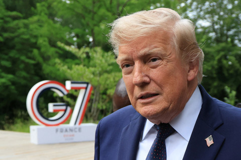 Presiden AS Donald Trump tiba untuk menghadiri selingan musik sebelum makan malam gala sebagai bagian dari KTT G7 di Evian-les-Bains, Prancis, Selasa (16/6/2026). Foto:  Ludovic Marin/Pool via REUTERS