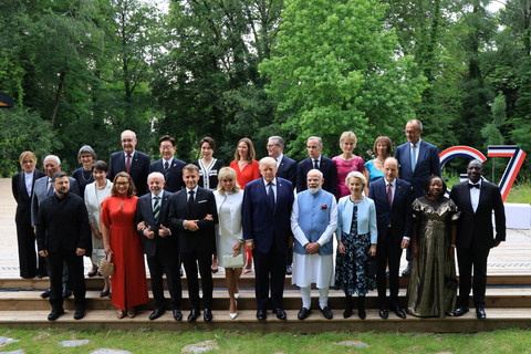 Sejumlah petinggi negara berfoto selama makan malam gala sebagai bagian dari KTT G7, di Evian, Prancis timur, Selasa (16/6/2026). Foto:  Ludovic Marin/Pool via REUTERS