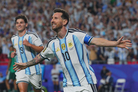 Lionel Messi dari Argentina merayakan gol kedua mereka pada pertandingan Grup J Piala Dunia FIFA 2026 antara Argentina vs Aljazair di Stadion Kansas City, Missouri, AS, Rabu (17/6/2026). Foto: Jay Biggerstaff/USA TODAY Sports via REUTERS