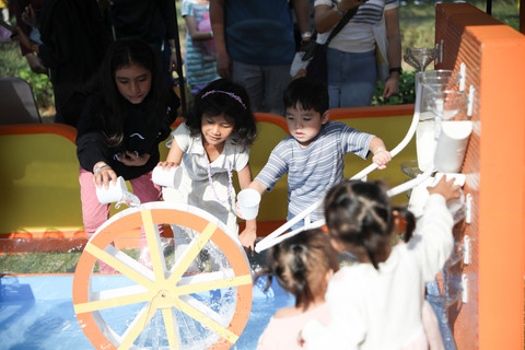 Anak-anak bermain air di area kumparanMOM Festival Hari Anak 2025. Foto: dok. kumparan