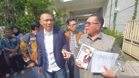 Rismon Hasiholan Sianipar meluncurkan buku baru berjudul "Otentikasi Ijazah Jokowi" di kediaman Presiden ke-7 Jokowi, Rabu (17/6/2026). Foto: Dok. kumparan