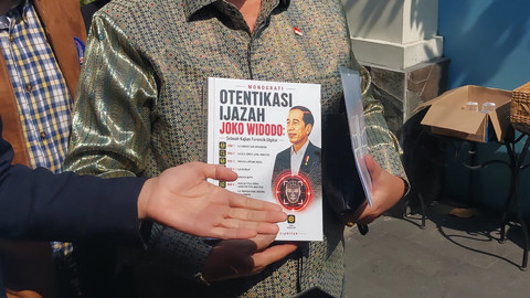 Rismon Hasiholan Sianipar meluncurkan buku baru berjudul "Otentikasi Ijazah Jokowi" di kediaman Presiden ke-7 Jokowi, Rabu (17/6/2026). Foto: Dok. kumparan
