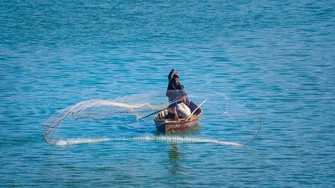Seorang nelayan tradisional sedang menjala ikan. Foto: Dokumentasi Pribadi / Muhammad Rizky Umarella