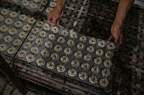 Pekerja menyusun adonan kerupuk di industri rumahan kerupuk Fajar di Lamper Tengah, Semarang, Jawa Tengah, Rabu (17/6/2026). Foto: ANTARA FOTO/Aprillio Akbar