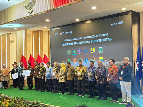 Pemberian piagam kepada 12 Instansi Penyelenggara Piloting E-Learning ASN Berintegritas dalam acara "Peluncuran Nasional: E-Learning bagi Aparatur Sipil Negara (ASN) Berintegritas", di Gedung LAN Jakarta, (17/6/2026). Foto: Kevin Daniel/kumparan
