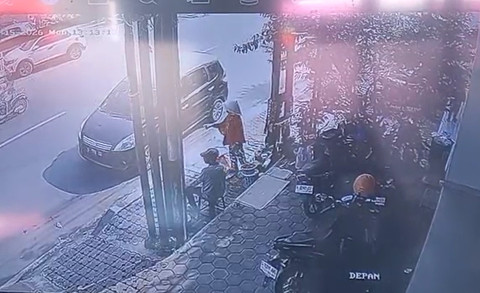 Rekaman CCTV Kusmiyanti menggagalkan aksi pencurian di Brebes. Foto: Istimewa