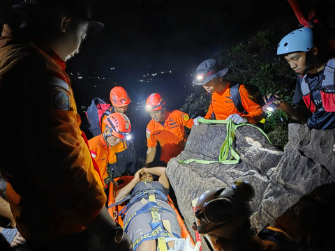 Tim SAR gabungan berhasil mengevakuasi pendaki yang mengalami cedera dan patah kaki di Pos 5 Gunung Bulu Saukang, Kabupaten Maros, Sulawesi Selatan (Sulsel), pada Selasa Malam (16/6/2026). Foto: Tim SAR Gabungan