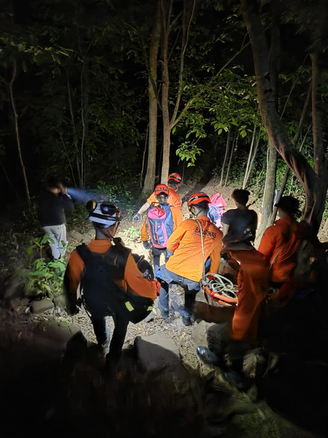 Tim SAR gabungan berhasil mengevakuasi pendaki yang mengalami cedera dan patah kaki di Pos 5 Gunung Bulu Saukang, Kabupaten Maros, Sulawesi Selatan (Sulsel), pada Selasa Malam (16/6/2026). Foto: Tim SAR Gabungan