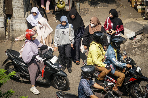 Warga berjalan di pedestrian kawasan Pasar Minggu, Jakarta, Rabu (17/6/2026). Foto: Iqbal Firdaus/kumparan