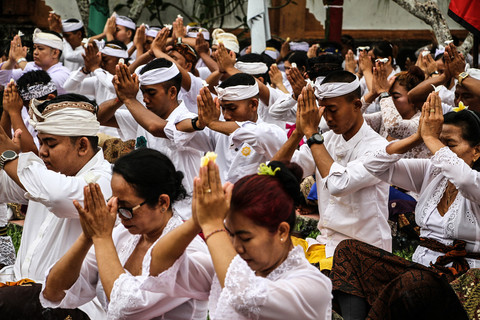 Umat Hindu berdoa saat mengikuti persembahyangan Hari Galungan di Pura Pitamaha, Palangka Raya, Kalimantan Tengah, Rabu (17/6/2026). Foto: ANTARA FOTO/Auliya Rahman