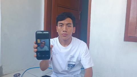 Syahrul Ulum (26) adik dari wanita yang menjadi korban penyekapan dan penganiayaan, saat ditemui di rumahnya di Komplek Pemata Hijau, Desa Jelegong, Kecamatan Rancaekek, Kabupaten Bandung, Rabu (17/6). Foto: Abisatya/kumparan