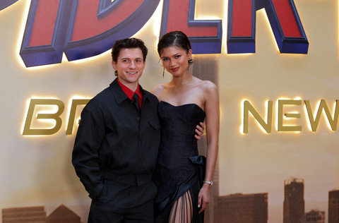 Aktor Tom Holland dan Zendayaberpose saat sesi foto untuk film "Spider-Man: brand new day" di sebuah hotel di Madrid, Spanyol, Senin (15/6/2026). Foto: Thomas Coex / AFP