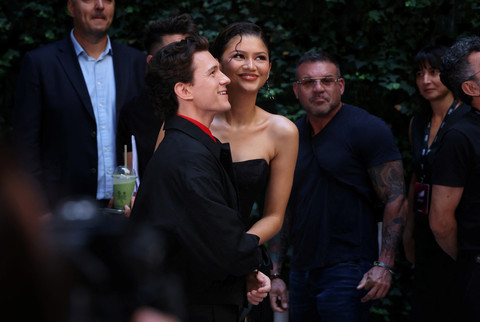 Aktor Tom Holland dan Zendayaberpose saat sesi foto untuk film "Spider-Man: brand new day" di sebuah hotel di Madrid, Spanyol, Senin (15/6/2026). Foto: Thomas Coex / AFP