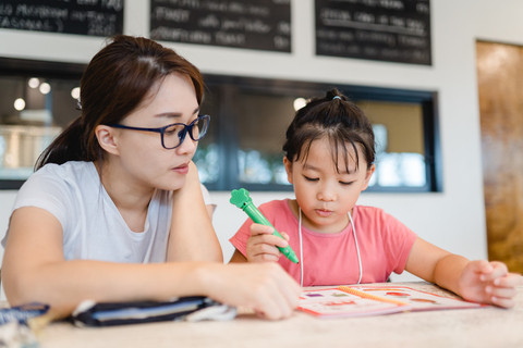 Ilustrasi ibu menemani anak belajar. Foto: Shutterstock