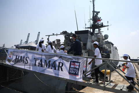 Prajurit Angkatan Laut Kerajaan Inggris (Royal Navy) mendampingi anak-anak dari Taman Anak Pesisir Cilincing  naik ke geladak HMS Tamar (P233) saat bersandar di Dermaga Pelabuhan Tanjung Priok, Jakarta, Rabu (17/6/2026). Foto: M Risyal Hidayat/ANTARA FOTO