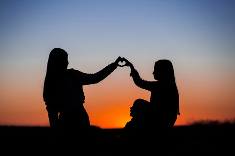 https://pixabay.com/photos/sisters-heart-sunset-sunrise-6053044/