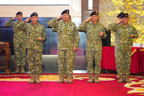 Kasum TNI Letjen TNI Richard Tampubolon memimpin Acara Sertijab Komandan Sekolah Staf dan Komando (Dansesko) TNI dan Panglima Komando Gabungan Wilayah Pertahanan (Pangkogabwilhan) II di Mabes TNI, Jakarta, Rabu (17/6/2026). Foto: Puspen TNI