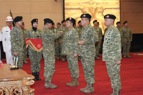 Kasum TNI Letjen TNI Richard Tampubolon memimpin Acara Sertijab Komandan Sekolah Staf dan Komando (Dansesko) TNI dan Panglima Komando Gabungan Wilayah Pertahanan (Pangkogabwilhan) II di Mabes TNI, Jakarta, Rabu (17/6/2026). Foto: Puspen TNI