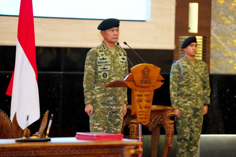 Kasum TNI Letjen TNI Richard Tampubolon memimpin Acara Sertijab Komandan Sekolah Staf dan Komando (Dansesko) TNI dan Panglima Komando Gabungan Wilayah Pertahanan (Pangkogabwilhan) II di Mabes TNI, Jakarta, Rabu (17/6/2026). Foto: Puspen TNI