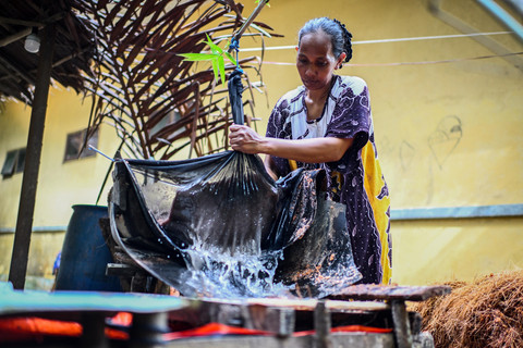 Penjual membuat sagu di Tulehu, Kabupaten Maluku Tengah, Maluku, Rabu (17//6/2026). Foto: Rivan Awal Lingga/ANTARA FOTO