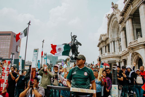 Sumber : Photo by Osvaldo Samuel Rendon: https://www.pexels.com/photo/vibrant-mexican-celebration-at-palacio-de-bellas-artes-28672865/