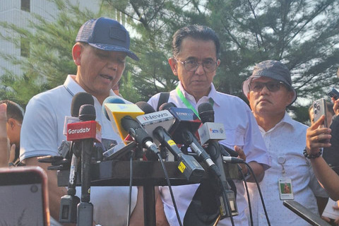 Wamensesneg Bambang Eko Suhariyanto, kuasa hukum Chandra Hamzah, dan Dirut GBK Rakhmadi Afif Kusumo, memberikan keterangan terkait pengeksekusian Hotel Sultan di kawasan GBK, Jakarta, (18/6/2026). Foto: Kevin Daniel/kumparan