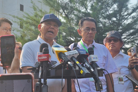 Wamensesneg Bambang Eko Suhariyanto, kuasa hukum Chandra Hamzah, dan Dirut GBK Rakhmadi Afif Kusumo, memberikan keterangan terkait pengeksekusian Hotel Sultan di kawasan GBK, Jakarta, (18/6/2026). Foto: Kevin Daniel/kumparan