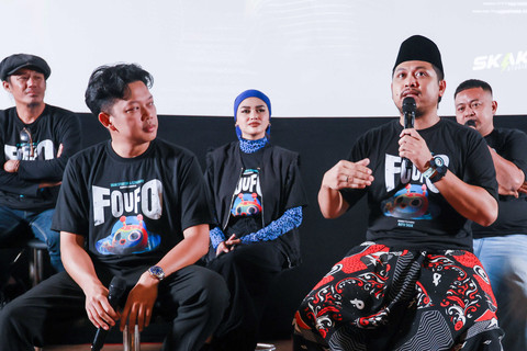Aktor komedi Bayu Skak bersama Trestan Muslim bersama pemain lainnya saat konferensi pers launcing poster film Foufo dikawasan Senayan, Jakarta, Rabu, (17/6/2026). Foto: Dok. Agus Apriyanto