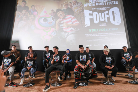 Aktor komedi Bayu Skak bersama Trestan Muslim bersama pemain lainnya saat konferensi pers launcing poster film Foufo dikawasan Senayan, Jakarta, Rabu, (17/6/2026). Foto: Dok. Agus Apriyanto