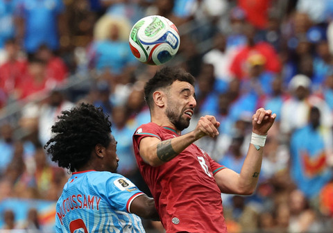 Bruno Fernandes dari Portugal beraksi bersama Samuel Moutoussamy dari DR Kongo pada pertandingan Grup K Piala Dunia FIFA 2026 antara Portugal vs DR Kongo di Stadion Houston, Houston, Texas, AS, Rabu (17/6/2026). Foto: Troy Taormina-USA TODAY Sports via Reuters