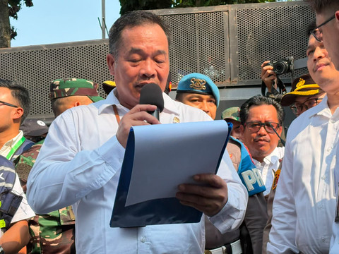 Pembacaan putusan oleh Panitera PN Jakpus Dr. Azhar SH MH terkait pengeksekusian Hotel Sultan di kawasan GBK, Jakarta, Kamis (18/6/2026). Foto: Kevin Daniel/kumparan