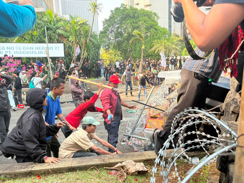 Kericuhan terjadi saat proses eksekusi pengosongan lahan eks Hotel Sultan di Blok 15 kawasan Gelora Bung Karno (GBK), Jakarta, Kamis (18/6/2026). Foto: Kevin Daniel/kumparan