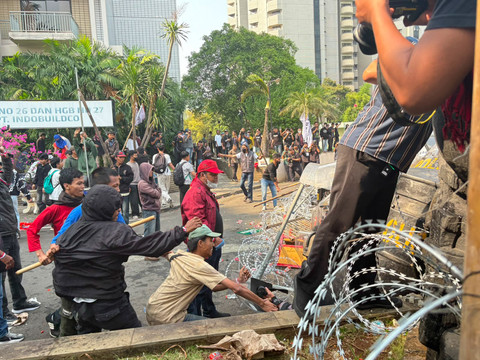 Kericuhan terjadi saat proses eksekusi pengosongan lahan eks Hotel Sultan di Blok 15 kawasan Gelora Bung Karno (GBK), Jakarta, Kamis (18/6/2026). Foto: Kevin Daniel/kumparan