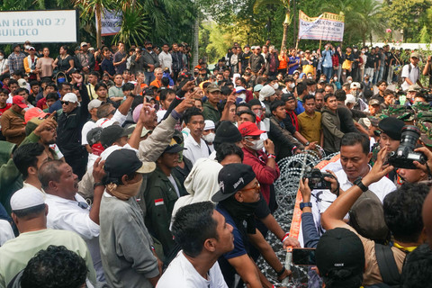 Sejumlah massa melakukan aksi saat proses pengosongan lahan Hotel Sultan, Jakarta, Kamis (18/6/2026). Foto: Iqbal Firdaus/kumparan
