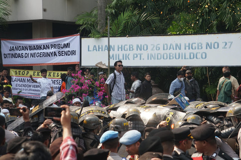 Sejumlah aparat keamanan gabungan berjaga saat proses pengosongan lahan Hotel Sultan, Jakarta, Kamis (18/6/2026). Foto: Iqbal Firdaus/kumparan