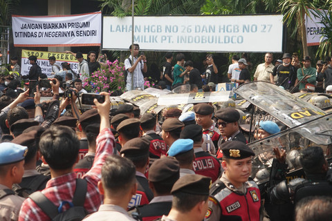 Sejumlah aparat keamanan gabungan berjaga terlibat bentrok dengan massa saat proses pengosongan lahan Hotel Sultan, Jakarta, Kamis (18/6/2026). Foto: Iqbal Firdaus/kumparan