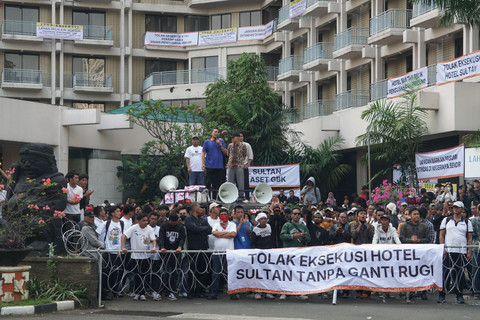Sejumlah massa melakukan aksi saat proses pengosongan lahan Hotel Sultan, Jakarta, Kamis (18/6/2026). Foto: Iqbal Firdaus/kumparan
