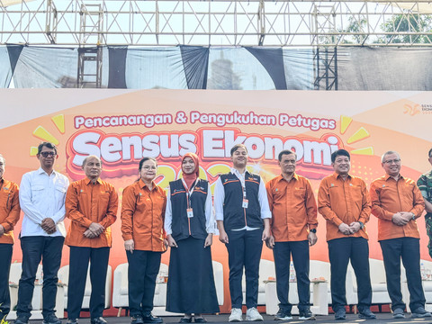 Wakil Kepala BPS RI Sonny Harry Budiutomo Harmadi bersama Gubernur Jawa Tengah dan kepala daerah dalam agenda pencanangan sensus ekonomi di Lapangan Simpang Lima Semarang. Foto: Intan Alliva Khansa/kumparan