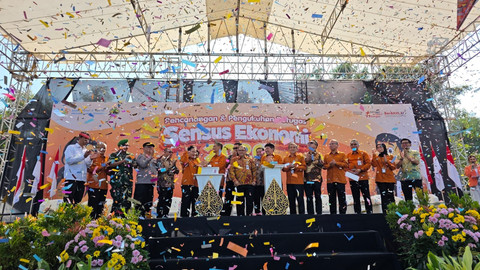 Wakil Kepala BPS RI Sonny Harry Budiutomo Harmadi bersama Gubernur Jawa Tengah dan kepala daerah dalam agenda pencanangan sensus ekonomi di Lapangan Simpang Lima Semarang. Foto: Intan Alliva Khansa/kumparan