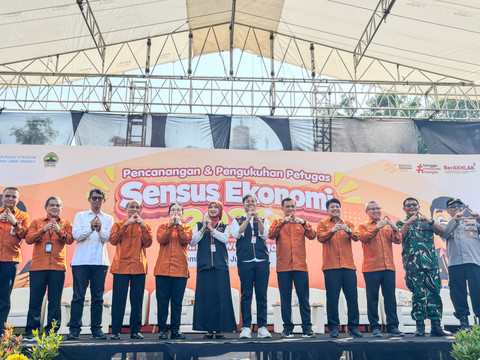 Wakil Kepala BPS RI Sonny Harry Budiutomo Harmadi bersama Gubernur Jawa Tengah dan kepala daerah dalam agenda pencanangan sensus ekonomi di Lapangan Simpang Lima Semarang. Foto: Intan Alliva Khansa/kumparan